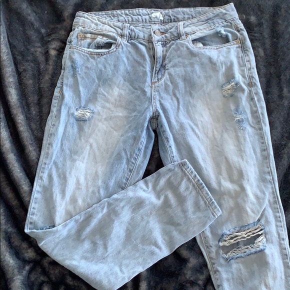 DISTRESSED BOYFRIEND JEANS